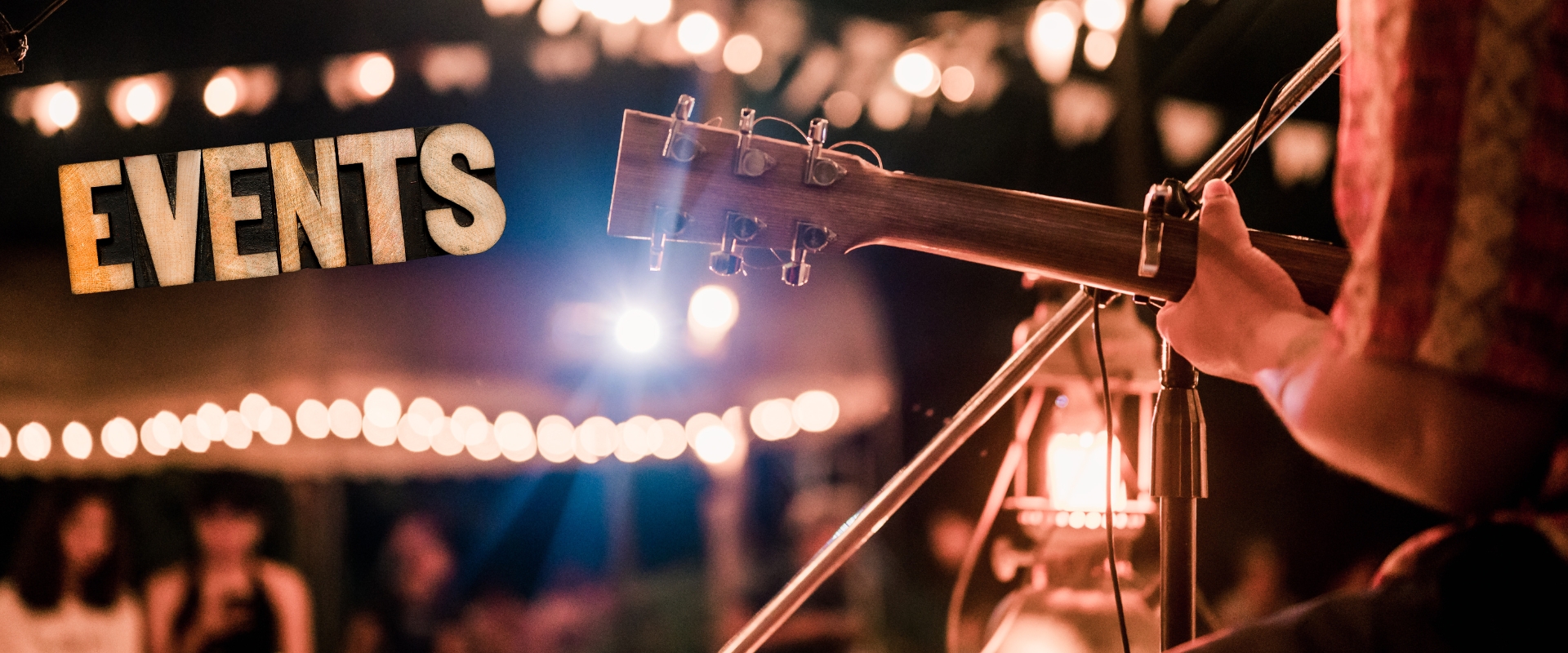 Gitarrenspieler auf der Bühne gibt ein Konzert - Eventmagement